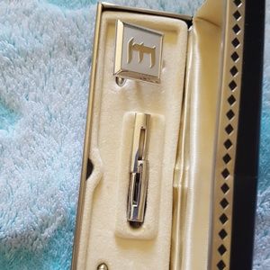 Swank Seal of Fashion cuff links letter E